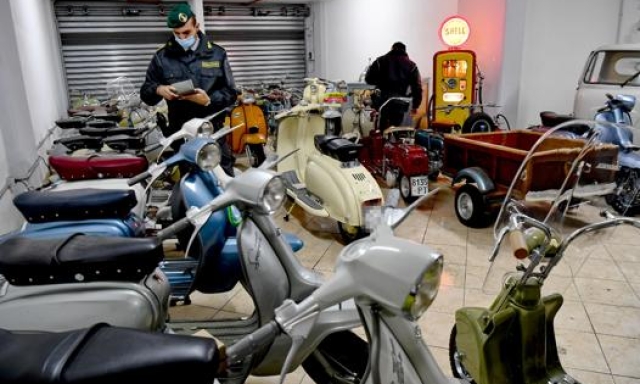 La collezione di scooter d’epoca cui sono stati posti i sigilli. Ansa
