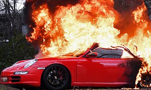 Foto di repertorio: una Porsche a fuoco (non quella del 65enne)