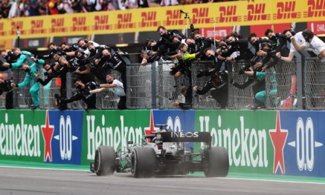 Lo storico arrivo di Lewis Hamilton in Portogallo; 92 vittorie in F1. Getty