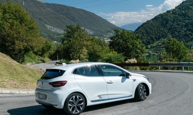 La Renault Clio E-Tech permette di viaggiare in elettrico per gran parte del tempo in città