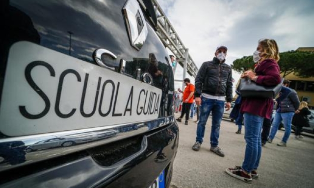 Una protesta delle autoscuole a Napoli lo scorso maggio. Ansa