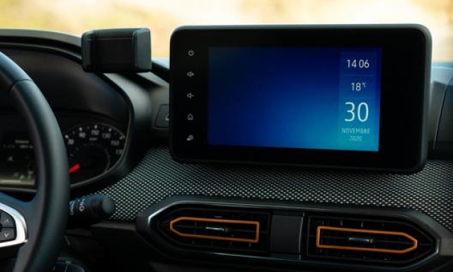 Il Media Nav dispone di uno schermo da 8”, navigatore satellitare e connettività wireless per Apple CarPlay ed Android Auto