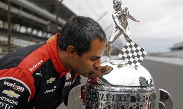 Il bacio al trofeo della Indy500 per il trionfo del 2015. Ap