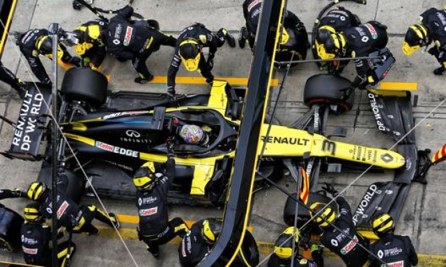 Una immagine di pit stop Renault con Daniel Riccardo