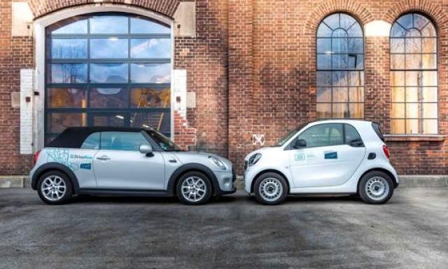 Le due auto simbolo del servizio, la Mini e la Smart