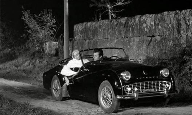 Anita Ekberg e Marcello Mastroianni in una scena della Dolce vita sulla Triumph Tr3
