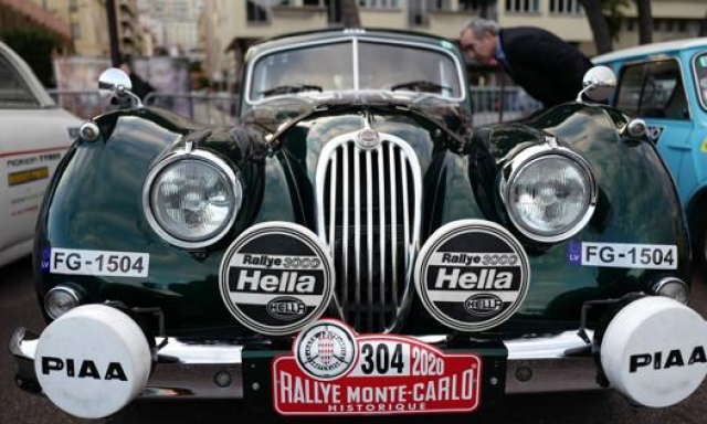 Una delle vetture partecipanti al Rallye Monte-Carlo Historique. Afp