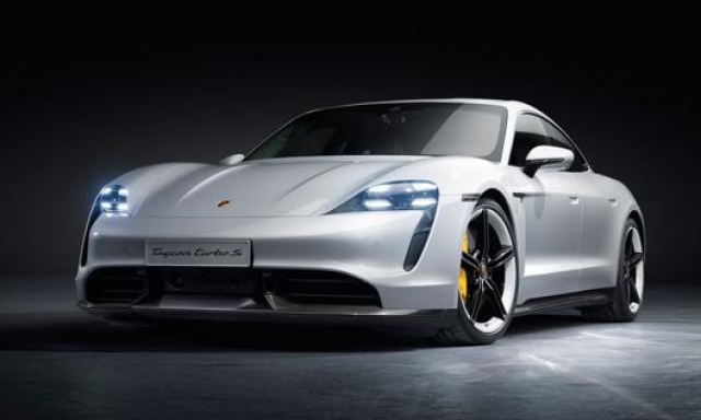 L’auto elettrica sportiva Porsche Taycan Turbo S, recentemente acquistata da Bill Gates