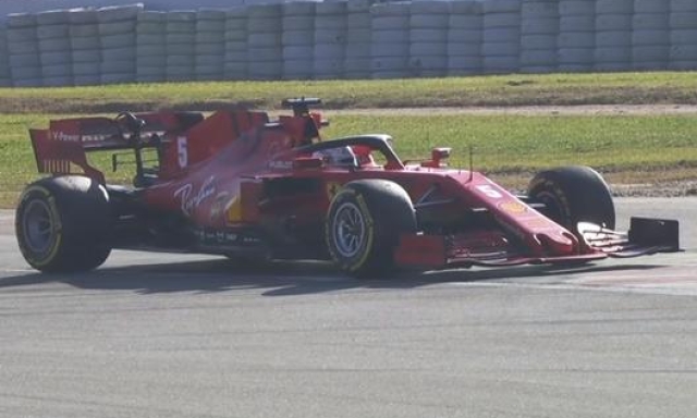 Sebastian Vettel parcheggiato in pista in curva 10