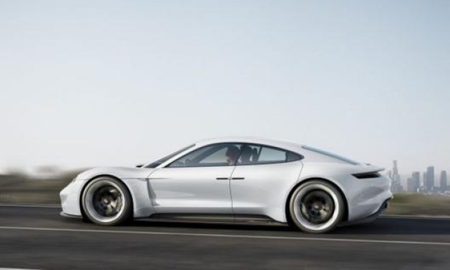 La Porsche Taycan è un’auto elettrica sportiva di lusso, la prima di Zuffenhausen