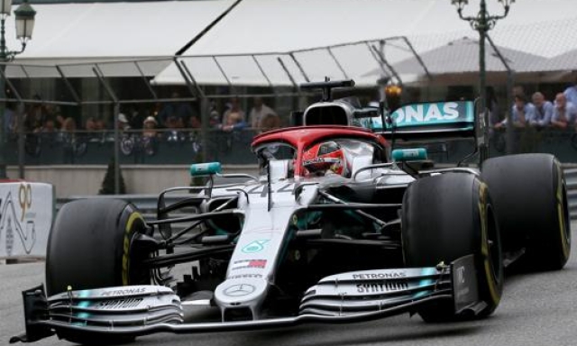 La Mercedes di Lewis Hamilton al GP di Monaco 2019, con la protezione Halo dipinta di rosso per ricordare Niki Lauda, scomparso  il 20 maggio, sei giorni prima della gara. GETTY
