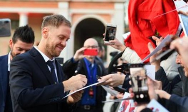 Sebastian Vettel firma autografi a Reggio Emilia
