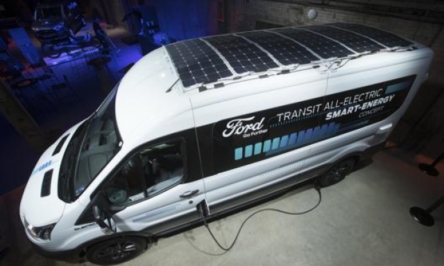 Un Ford Transit elettrico equipaggiato con pannelli solari. Ap
