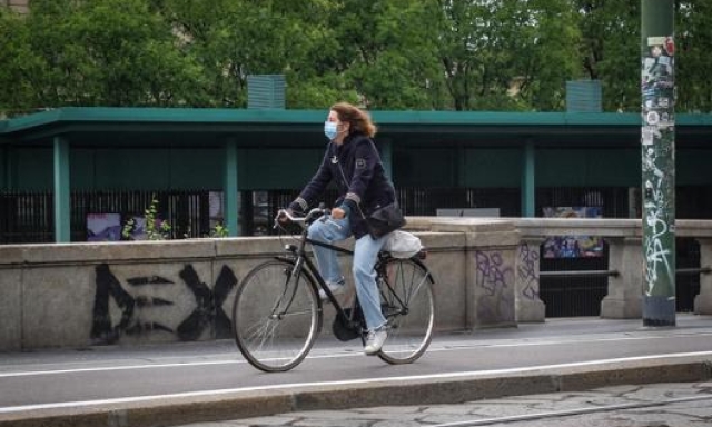 Una donna su una ciclabile di Milano. Ansa