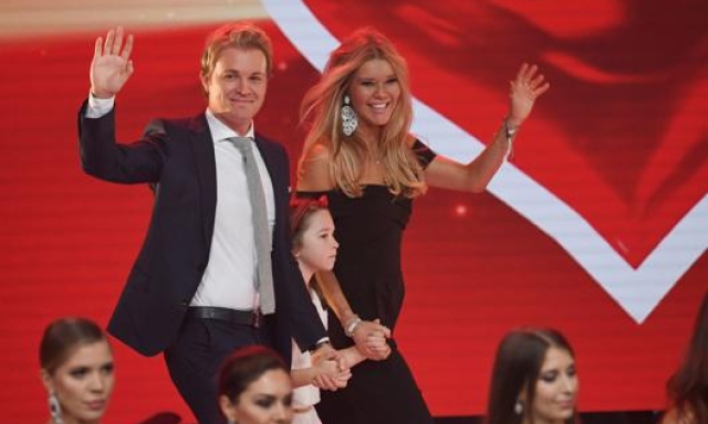 Nico Rosberg con la moglie Vivian Sibold durante un Gala a Berlino lo scorso dicembre. Afp