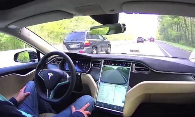 Tesla è finita più volte sotto accusa per incidenti dovuti al malfunzionamento della guida autonoma