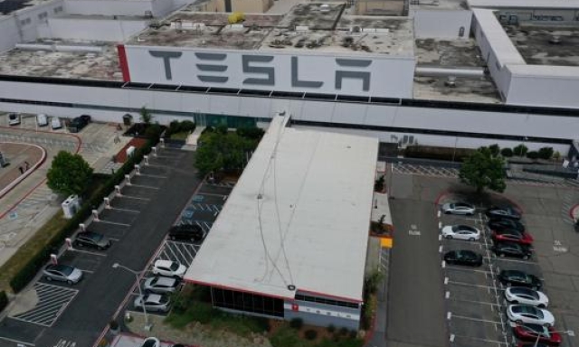 La fabbrica Tesla a Fremont, California. Afp