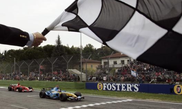 L’arrivo vincente di Alonso su Schumacher nel 2005. Afp