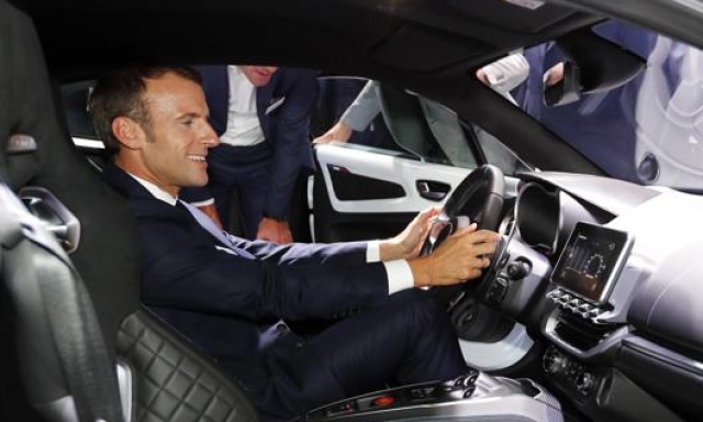 Il presidente francese Emmanuel Macron ha presentato un piano di sostegno all’automotive da otto miliardi. Epa