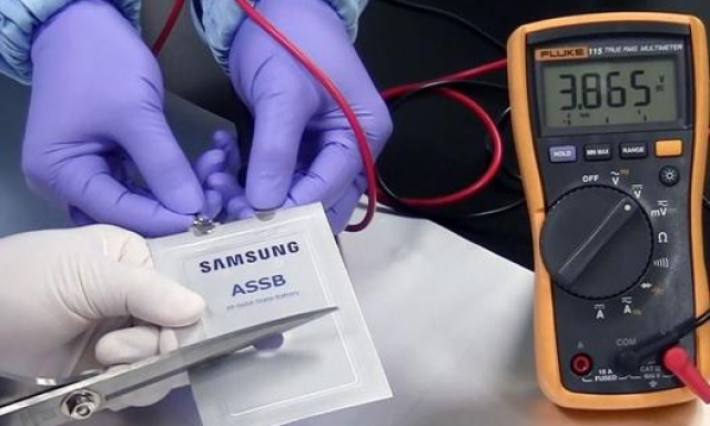 Una cella a sacchetto di una batteria allo stato solido di Samsung