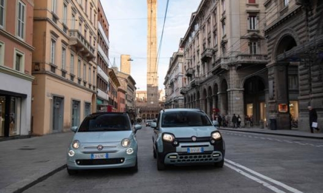 Le Fiat 500 e Panda Hybrid per le vie del centro di Bologna