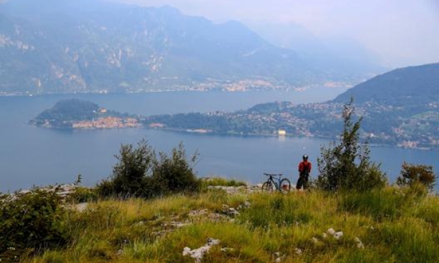 Vista su Bellagio, sul Lago di Como, ultimo tratto della discesa in mtb. Masperi