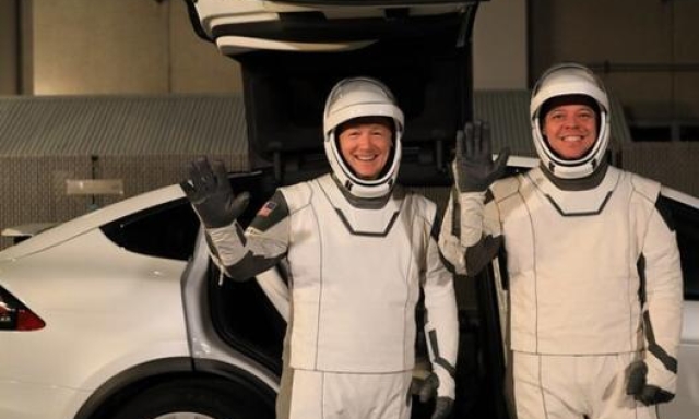 Robert Behnken e Doug Hurley, davanti alla vettura Tesla