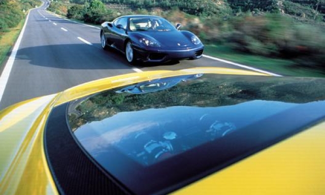 Una particolare vista della Ferrari F360 Modena. Si notino le piccole prese d’aria e il cofano posteriore in cristallo