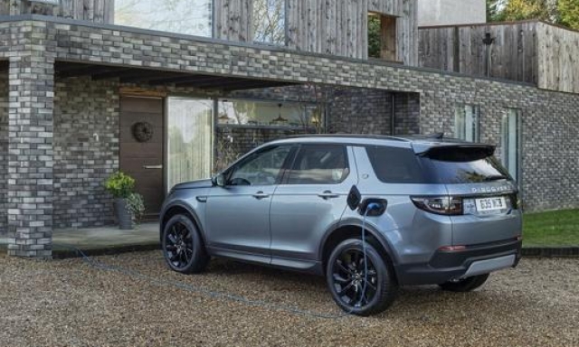 Per Nick Rogers, direttore progettazione di Jaguar Land Rover, “I nuovi Suv Phev offrono doti di capacità e compostezza in propulsione all-electric ed un’efficienza stupefacente su strada ed in off-road”