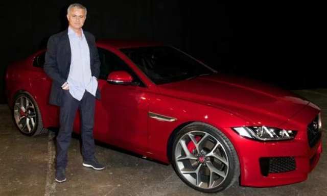 Jose Mourinho davanti a una Jaguar rossa