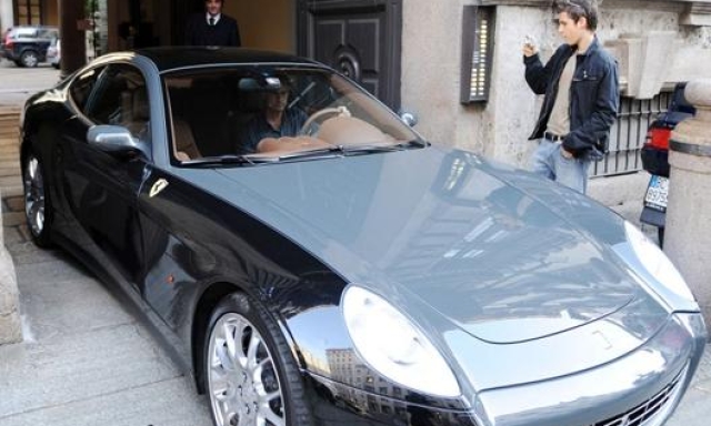 Il presidente del Chelsea, Roman Abramovic, regalò nel 2008 a Mourinho una rarissima Ferrari 612 Scaglietti. Getty