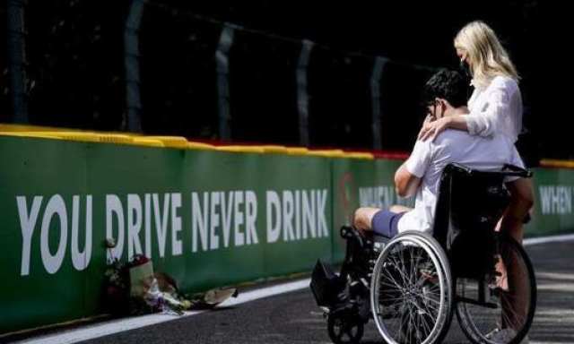 Correa, in carrozzella a rotelle, nel 2020 a Spa nel punto del suo incidente all’Eau Rouge con Hubert. Twitter Juan Manuel Correa