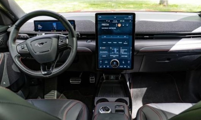 Ford Mustang Mach-E dispone di uno schermo centrale da 15,5’’, mentre il cruscotto digitale misura 10,2’’
