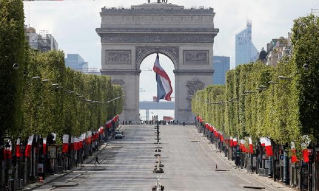 Gli Champs-Elysees vestiti a festa per una cerimonia commemorativa. Afp