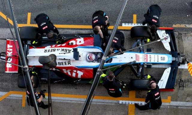 La Williams FW 43 in pit stop durante gli ultimi test al Montmelò di fine febbraio. GETTY