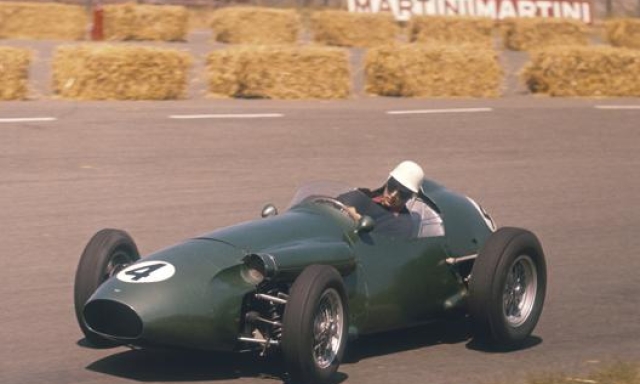 Roy Salvadori su Aston Martin in Formula 1, al GP d’Olanda del 1959. GETTY