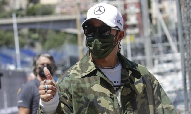 Il look di Lewis Hamilton all’arrivo a Monte Carlo. Ap