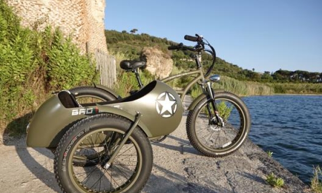 L’e-bike può montare il sidecar oppure viaggiare come una tradizionale bicicletta a due ruote