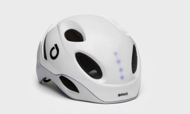 Il casco Briko E-One Led integra tre fasci di luci: uno all’anteriore, due al posteriore