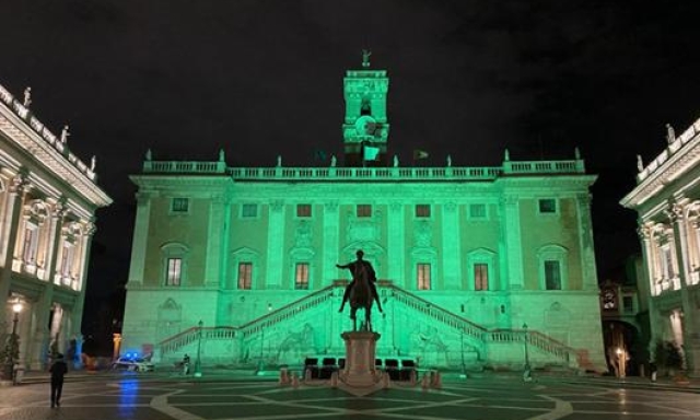Piazza del Campidoglio colorata di verde. Ansa