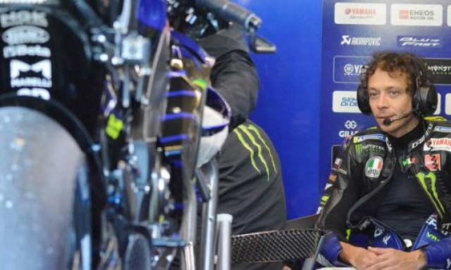 Valentino Rossi cerca la concentrazione prima delle qualifiche. Afp