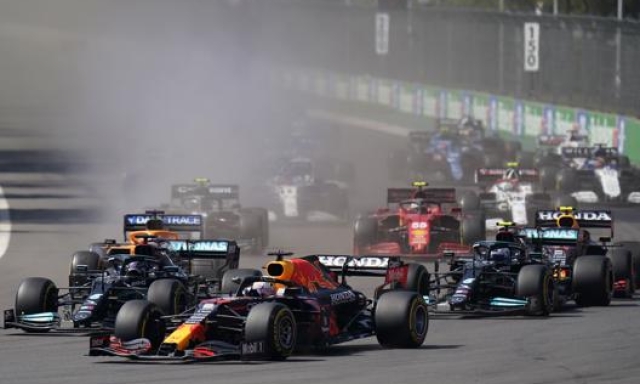 Il sorpasso di Verstappen su Bottas e Hamilton in Messico. Ap