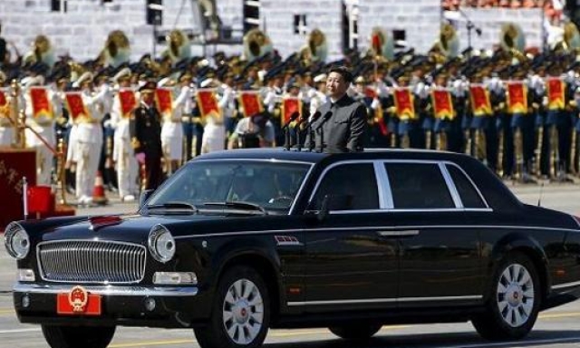 Una delle più famose auto presidenziali: la Hongqi CA7600J del 2009, in una parata a Pechino
