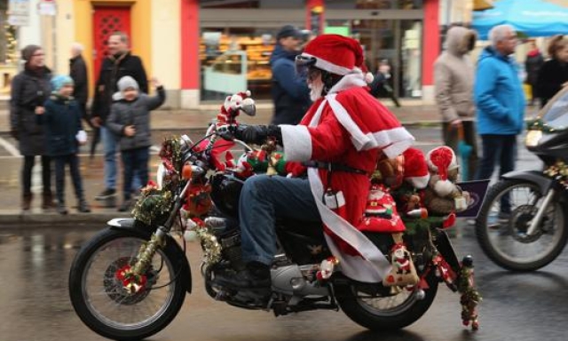 Una parata motociclistica di Babbi Natale a Berlino nel 2019. Getty