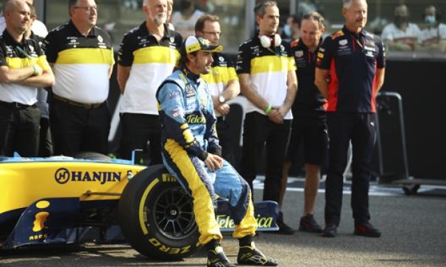 Fernando Alonso, 38 anni, lo scorso dicembre con il team Renault. Getty