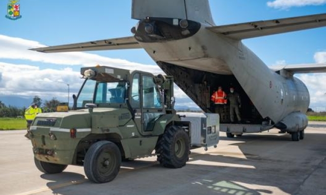 L’Aeronautica Militare collabora alla distribuzione di vaccini per contrasto al coronavirus trasportandoli con i C27J della 46 Brigata Aerea di Pisa
