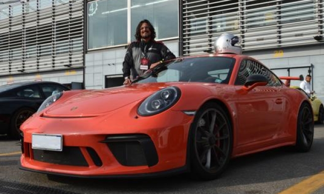 Colore arancione e cambio manuale per la 911 GT3 di Alessandro Borghese