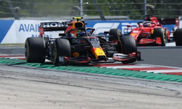 La Red Bull seguita dalla Ferrari durante le prove del venerdì a Budapest. Afp