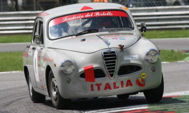 L'Alfa Romeo 1900 TI impegnata tra i cordoli dell'Autodromo di Monza