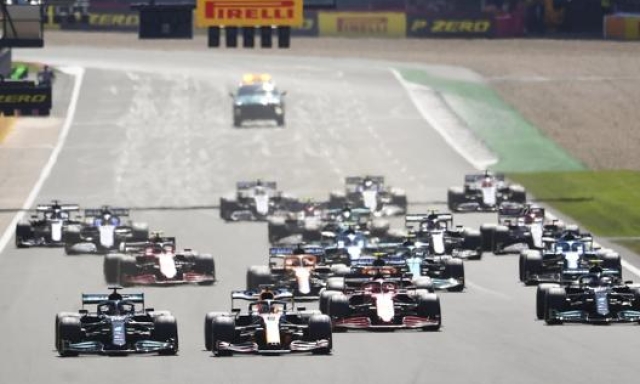 Le concitate fasi di partenza del GP di Gran Bretagna vinto da Lewis Hamilton